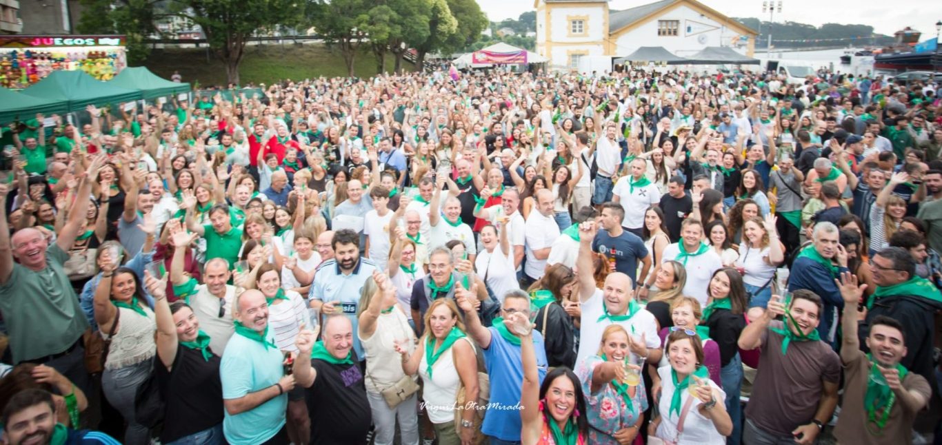 Multitud de personas en la dársena del Puerto de Navia durante la celebración del Festival.